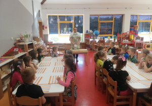 przedszkolaki słuchają etapów powstawania makaronu